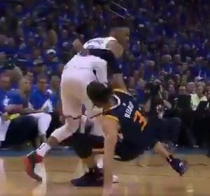 Westbrook golpea a Ricky Rubio Westbrook golpea a Ricky Rubio