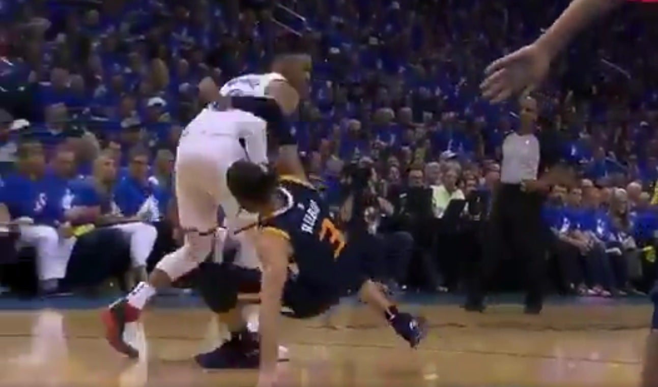 La triple agresión de Westbrook a Ricky Rubio en la misma jugada que se ha hecho viral La triple agresión de Westbrook a Ricky Rubio en la misma jugada que se ha hecho viral