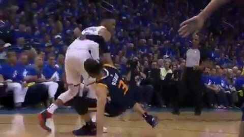 Westbrook golpea a Ricky Rubio