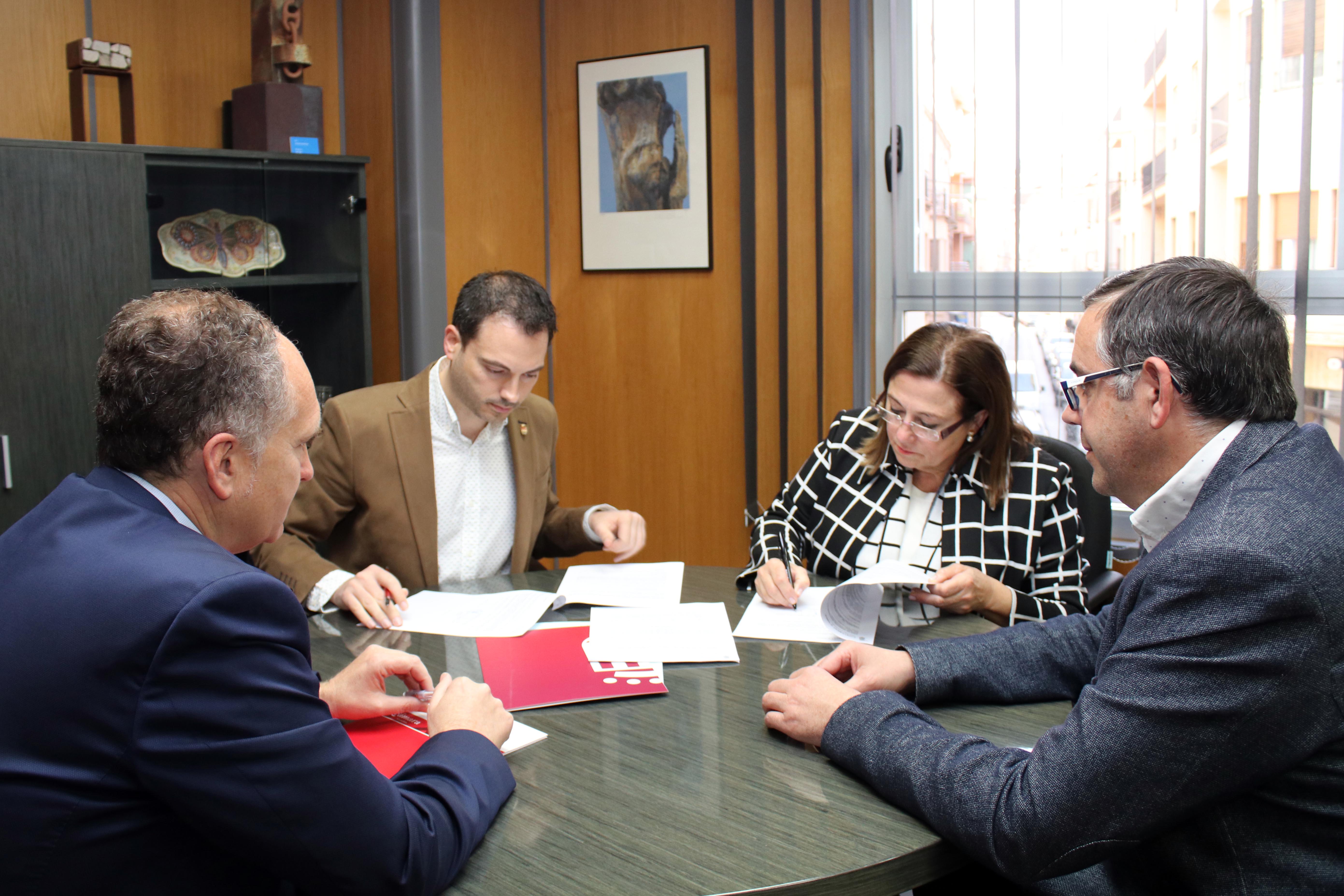 El Ayuntamiento firma un acuerdo con la Cámara de Comercio para favorecer la inserción laboral en Onda El Ayuntamiento firma un acuerdo con la Cámara de Comercio para favorecer la inserción laboral en Onda