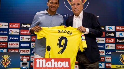 El delantero del Villarreal, Carlos Bacca, durante su presentaci&oacute;n