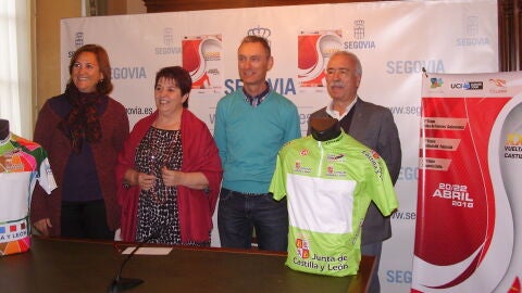 La alcaldesa de Segovia y la concejal de deportes, junto a Lale Cubino director general de la Vuelta y Roberto Coca, presidente de la Federaci&oacute;n regional. 