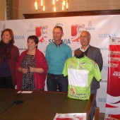 La alcaldesa de Segovia y la concejal de deportes, junto a Lale Cubino director general de la Vuelta y Roberto Coca, presidente de la Federación regional. 