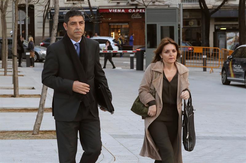 Trapero alega que se ofreció al TSJC y a la Fiscalía para cumplir sus órdenes tras la declaración unilateral de independencia Trapero alega que se ofreció al TSJC y a la Fiscalía para cumplir sus órdenes tras la declaración unilateral de independencia