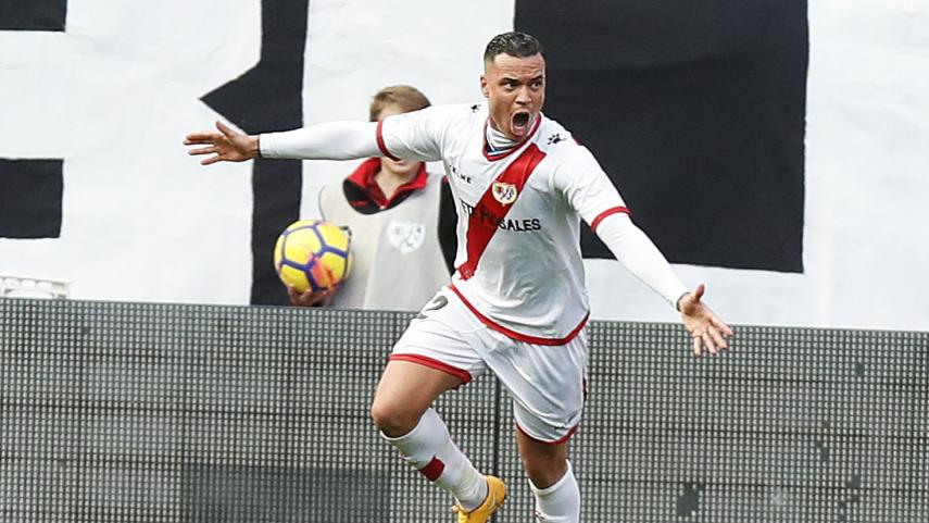 Raúl de Tomas jugará cedido en el Rayo Vallecano una temporada más Raúl de Tomas jugará cedido en el Rayo Vallecano una temporada más