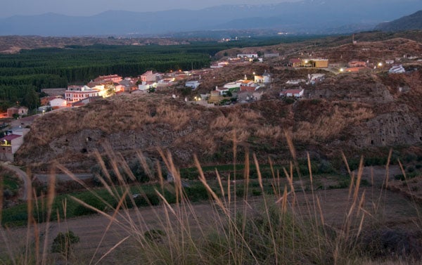 Los vecinos de Fonelas se levantan tras la muerte de dos jóvenes en su carretera de acceso Los vecinos de Fonelas se levantan tras la muerte de dos jóvenes en su carretera de acceso