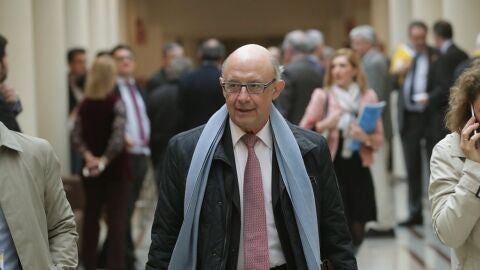 Imagen de Crist&oacute;bal Montoro en los pasillos del Senado