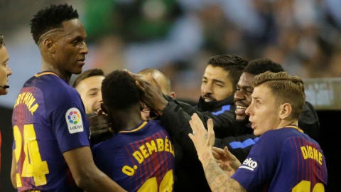 Los jugadores del Barcelona celebran el gol de Dembel&eacute;