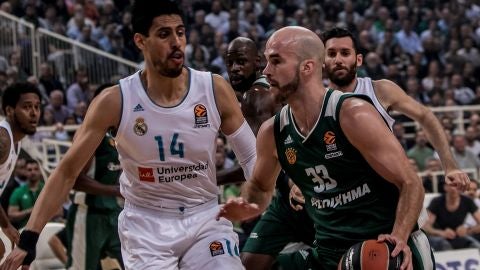 Calathes bota el bal&oacute;n ante la presencia de Ay&oacute;n
