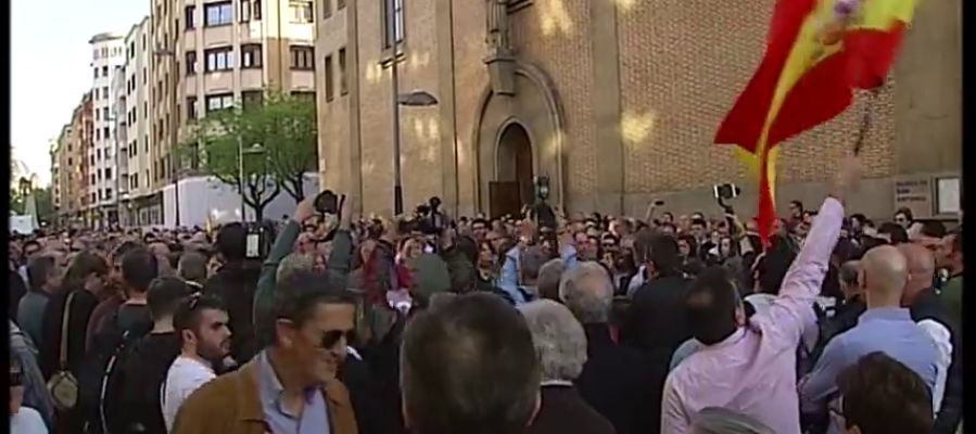 Decenas de personas se concentran en Pamplona en apoyo a los agentes y a sus parejas agredidos en Alsasua Decenas de personas se concentran en Pamplona en apoyo a los agentes y a sus parejas agredidos en Alsasua