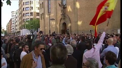 Decenas de personas se concentran en Pamplona en apoyo a los agentes y a sus parejas agredidos en Alsasua
