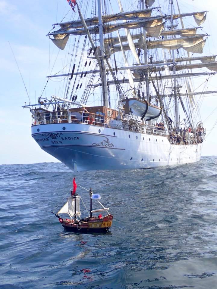 La España que madruga: El barco pirata de juguete de dos niños escoceses consigue cruzar el océano Atlántico La España que madruga: El barco pirata de juguete de dos niños escoceses consigue cruzar el océano Atlántico