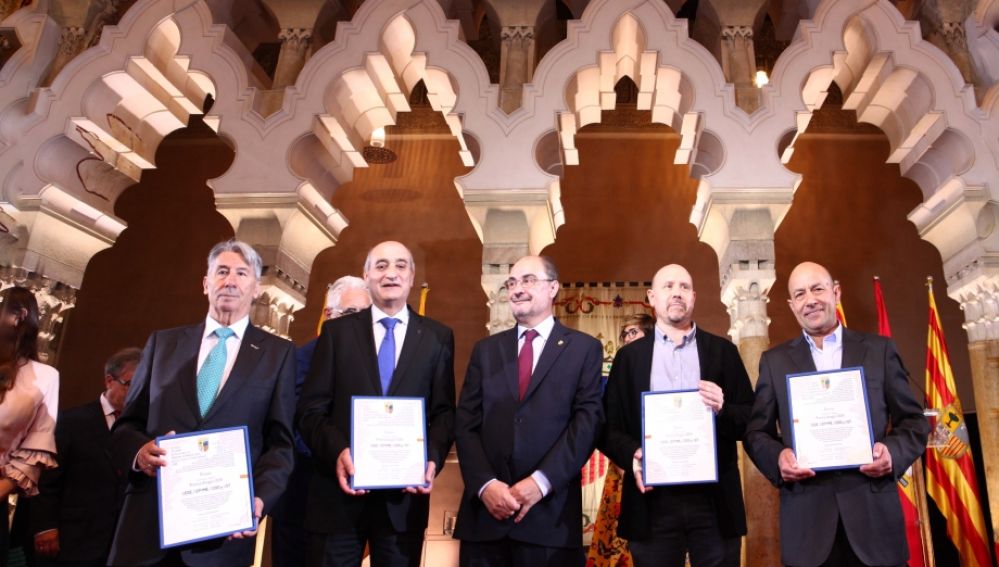 Los responsable de la patronal y los sindicatos reciben el premio Aragón