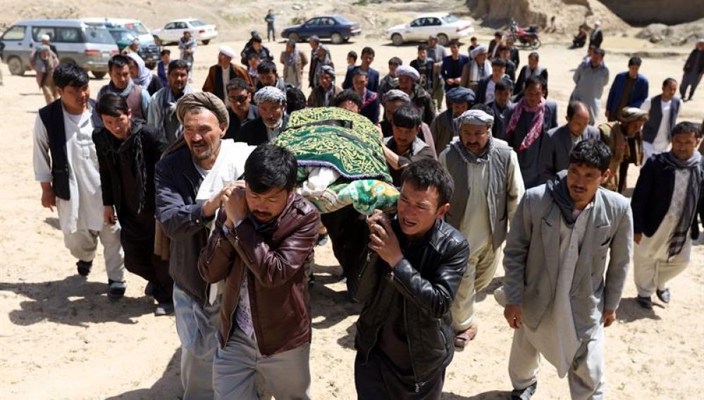 Varias personas trasladan un cadáver tras el atentado en Kabul