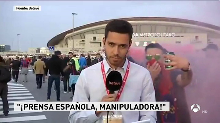 Aficionados del Barcelona intimidan e insultan a un periodista en la previa de la final de Copa: "¡Prensa española, manipuladora!" Aficionados del Barcelona intimidan e insultan a un periodista en la previa de la final de Copa: "¡Prensa española, manipuladora!"