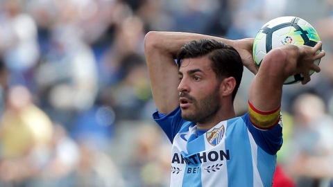 Miguel Torres mientras jugando mientras Paula Echevarría está en el campo