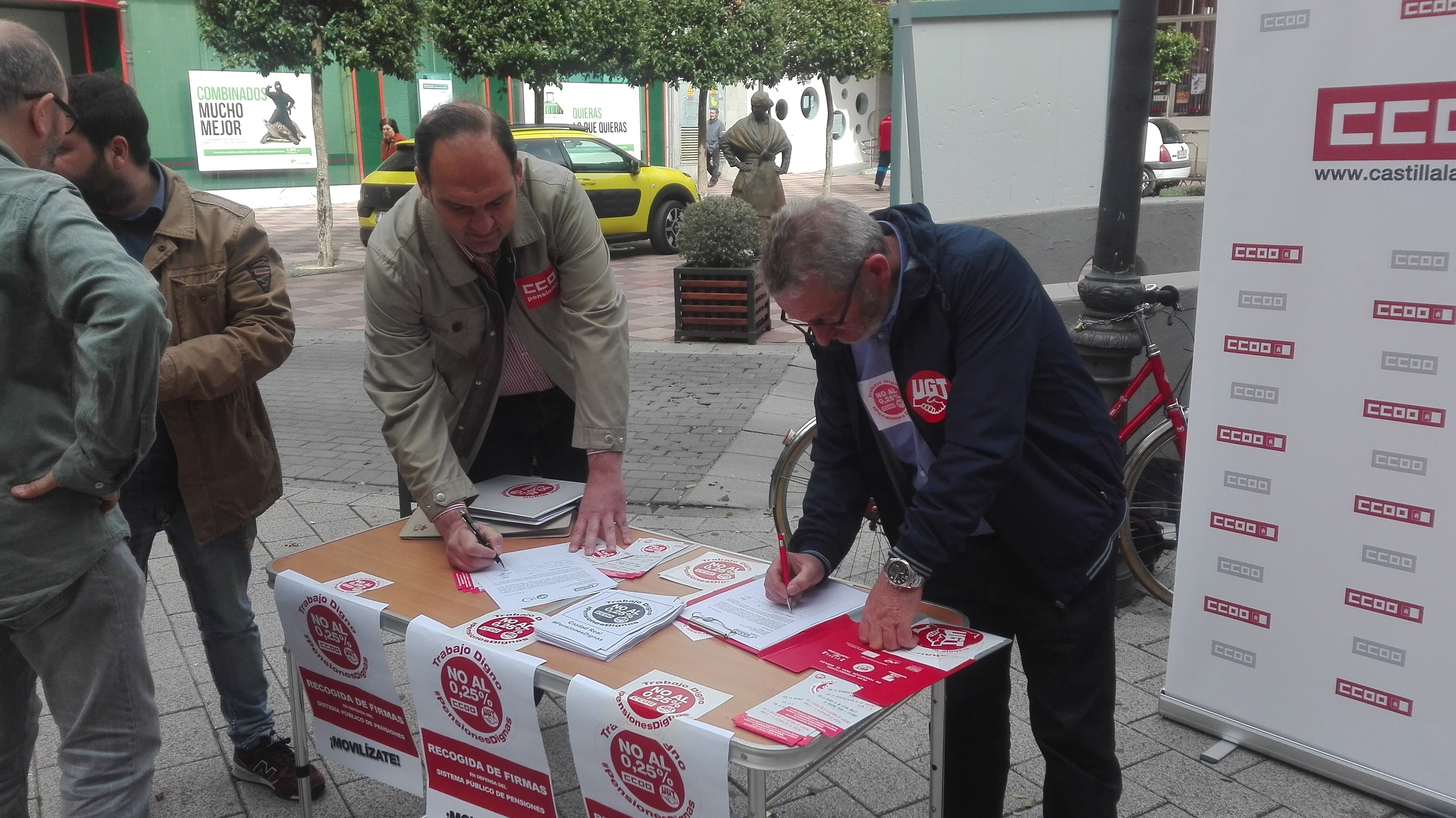 Los sindicatos recogen firmas para pedir al Gobierno que suba y garantice las pensiones Los sindicatos recogen firmas para pedir al Gobierno que suba y garantice las pensiones