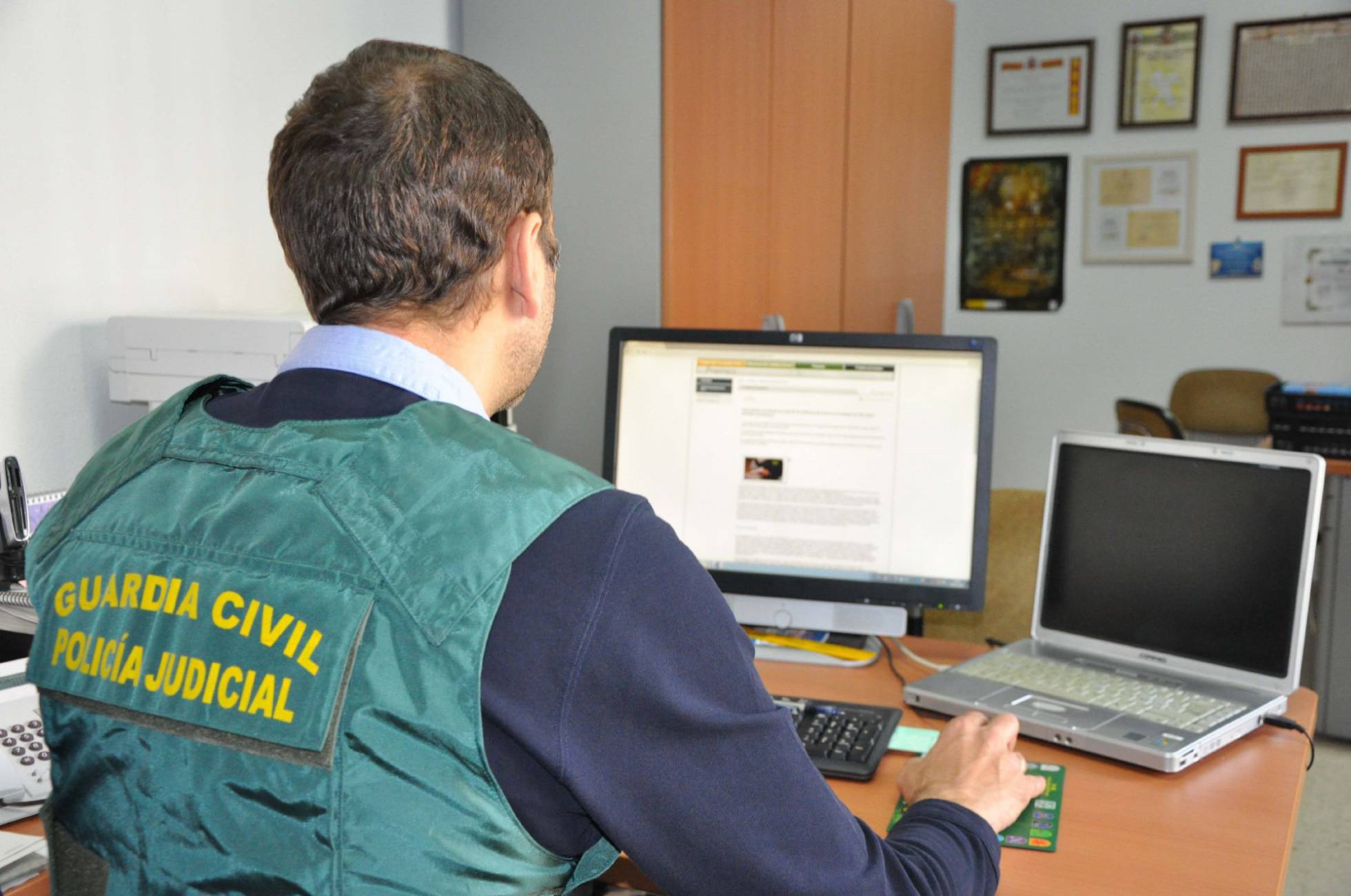 La Guardia Civil desarticula una red internacional de pornografía infantil y detiene a 16 personas en España La Guardia Civil desarticula una red internacional de pornografía infantil y detiene a 16 personas en España