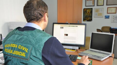 Imagen de archivo de un agente de la Guardia Civil trabajando en una operaci&oacute;n contra la pornograf&iacute;a infantil