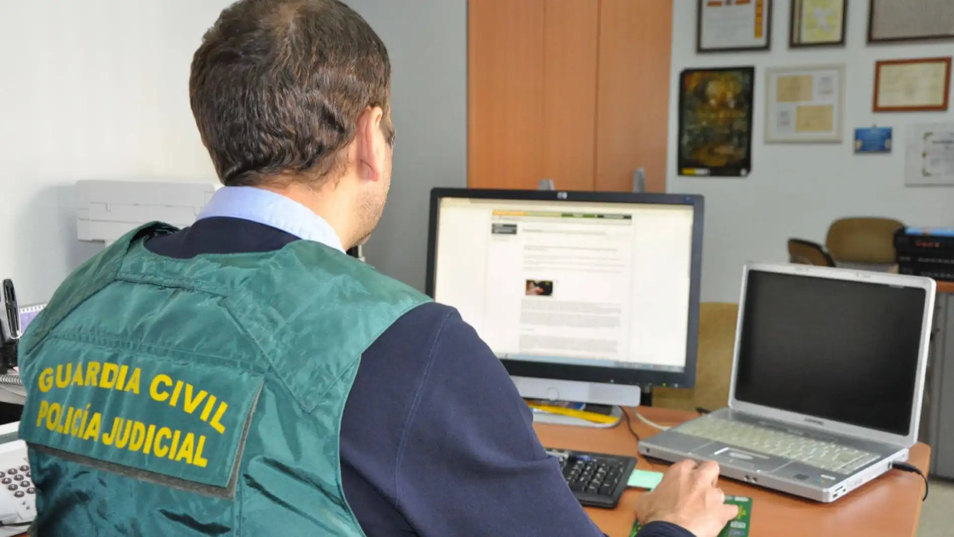 Imagen de archivo de un agente de la Guardia Civil trabajando en una operación contra la pornografía infantil