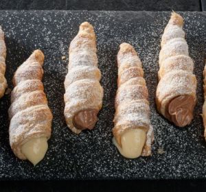 Canutillos de hojaldre rellenos de crema y chantilly de chocolate Canutillos de hojaldre rellenos de crema y chantilly de chocolate