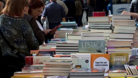 Una parada con libros de contenido pol&iacute;tico en el centro de Barcelona