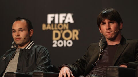 Iniesta y Messi, durante la conferencia de prensa del Bal&oacute;n de Oro en 2010