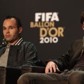 Iniesta y Messi, durante la conferencia de prensa del Balón de Oro en 2010