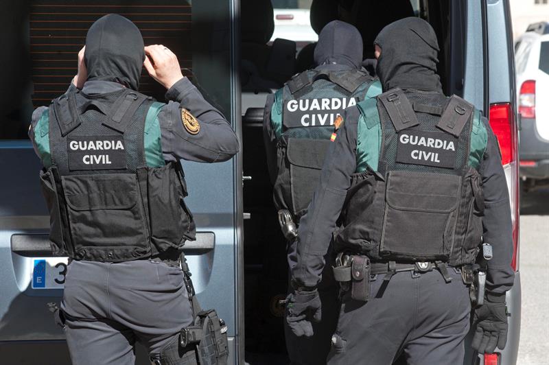 Detienen a un joven en Guipúzcoa que difundía propaganda yihadista y que pensaba viajar para unirse a Daesh Detienen a un joven en Guipúzcoa que difundía propaganda yihadista y que pensaba viajar para unirse a Daesh