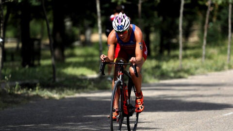 La triatleta Carolina Routier entrena sobre su bicicleta