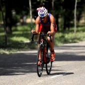 La triatleta Carolina Routier entrena sobre su bicicleta