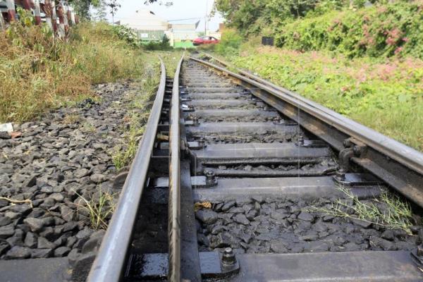 Muere el conductor de un camión tras chocar con un tren en un paso a nivel de Calera y Chozas Muere el conductor de un camión tras chocar con un tren en un paso a nivel de Calera y Chozas