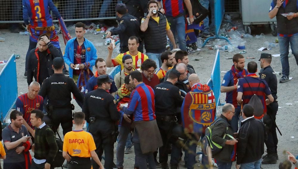 Aficionados del Barcelona, a las afueras del Metropolitano antes de la final de Copa