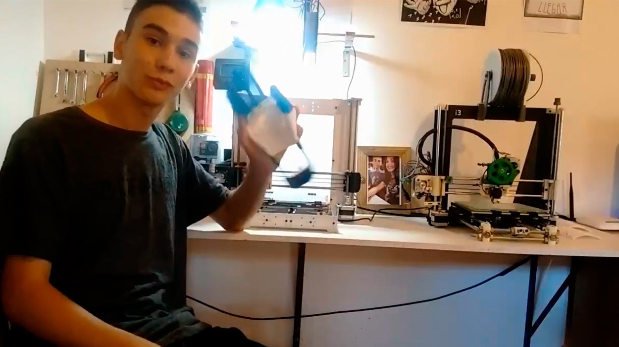 Joaquín, un joven argentino de 18 años que gastó todos sus ahorros para ayudar a los demás haciendo prótesis Joaquín, un joven argentino de 18 años que gastó todos sus ahorros para ayudar a los demás haciendo prótesis