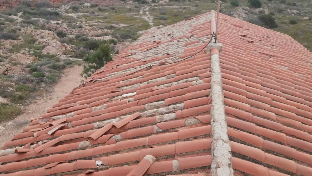 Tejado del colegio público La Galia de Elche afectado por el viento