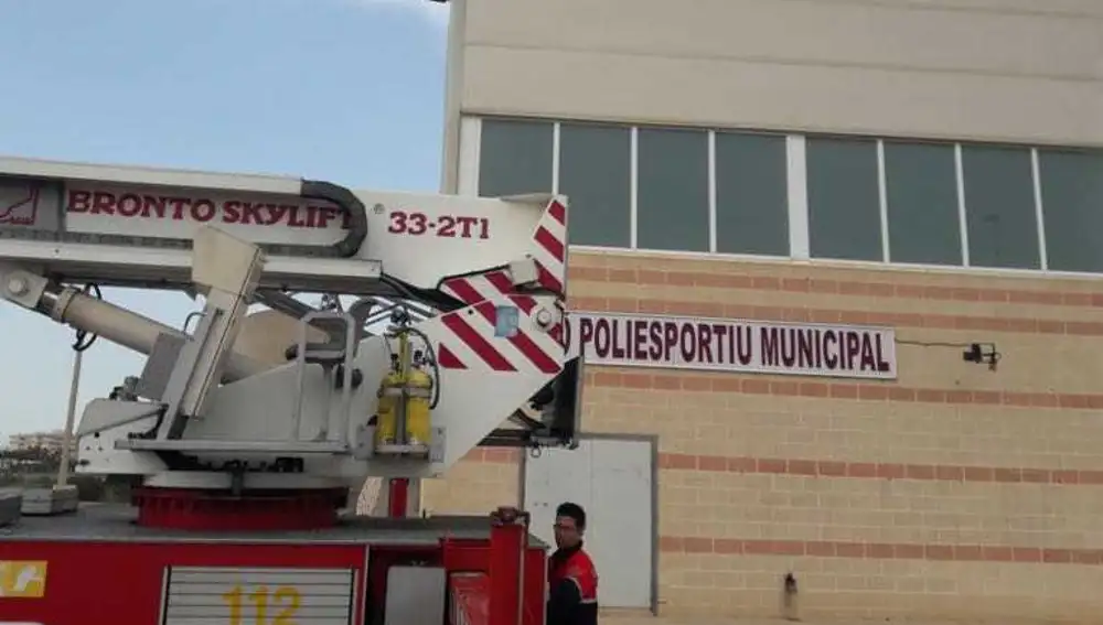 Efectivos de bomberos en el Polideportivo Municipal de Santa Pola