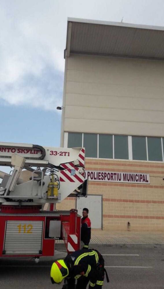Efectivos de bomberos en el Polideportivo Municipal de Santa Pola