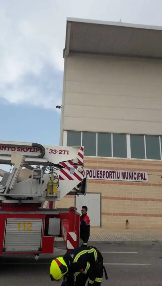 Efectivos de bomberos en el Polideportivo Municipal de Santa Pola Efectivos de bomberos en el Polideportivo Municipal de Santa Pola