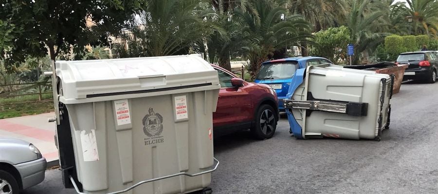 Contenedores desplazados por el viento en la Avenida Comunitat Valenciana de Elche Contenedores desplazados por el viento en la Avenida Comunitat Valenciana de Elche