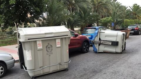 Contenedores desplazados por el viento en la Avenida Comunitat Valenciana de Elche