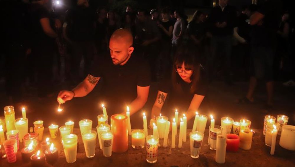 Compañeros de los estudiantes desaparecidos en Jalisco colocan velas
