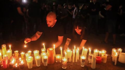 Compa&ntilde;eros de los estudiantes desaparecidos en Jalisco colocan velas