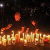 Compañeros de los estudiantes desaparecidos en Jalisco colocan velas