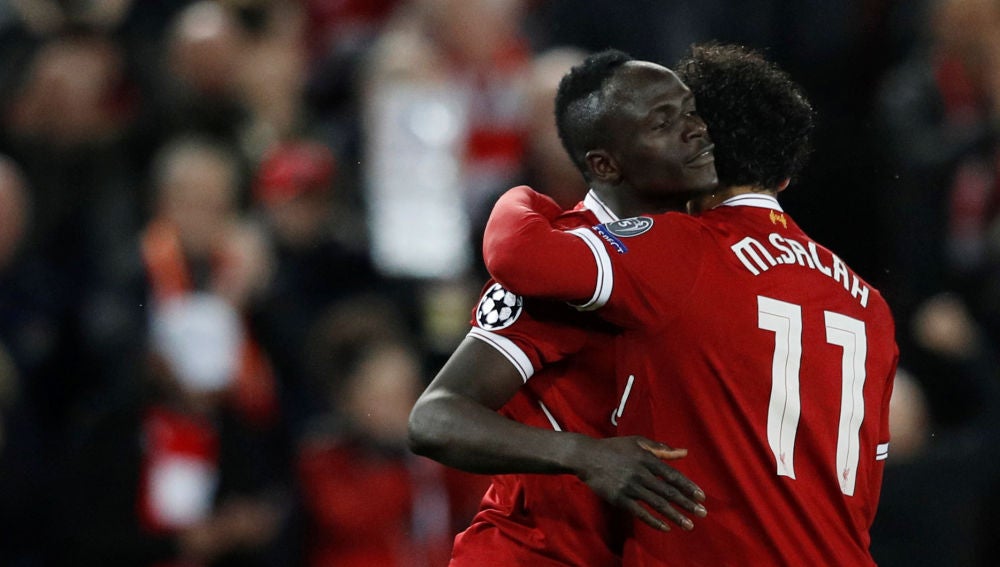 Mané celebra su gol con Salah
