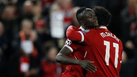 Man&eacute; celebra su gol con Salah