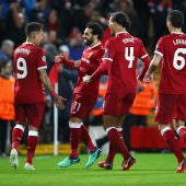 Los jugadores del Liverpool celebran uno de los goles de Firmino