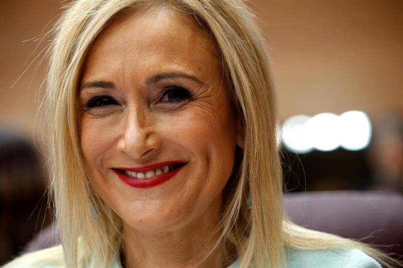 Cifuentes se reúne esta mañana con su equipo tras salir a la luz un vídeo en el que aparece supuestamente robando en un supermercado Cifuentes se reúne esta mañana con su equipo tras salir a la luz un vídeo en el que aparece supuestamente robando en un supermercado