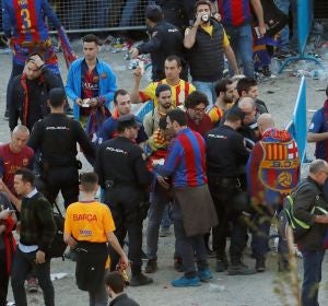 Agentes de la Policía Nacional junto a seguidores del Barcelona en los exteriores del Wanda Metropolitano Agentes de la Policía Nacional junto a seguidores del Barcelona en los exteriores del Wanda Metropolitano