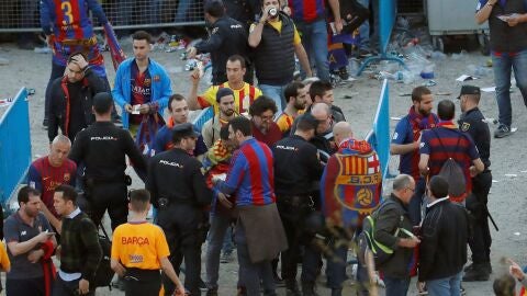 Agentes de la Polic&iacute;a Nacional junto a seguidores del Barcelona en los exteriores del Wanda Metropolitano