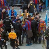 Agentes de la Policía Nacional junto a seguidores del Barcelona en los exteriores del Wanda Metropolitano